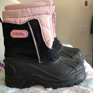 Toddler snow boots. Totes brand. Size 6
